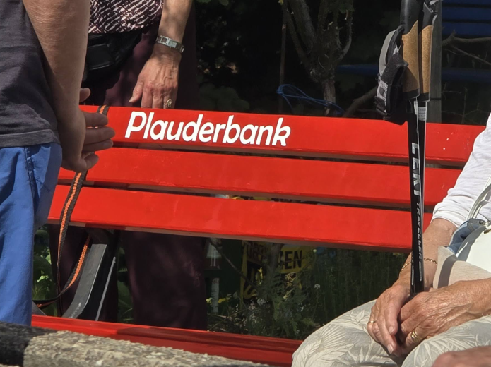 Bild der Plauderbank: Plauderbank unter dem Lukas-Glockenturm